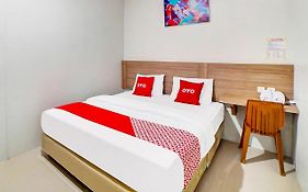 Oyo 91211 Mega Comfort Medan